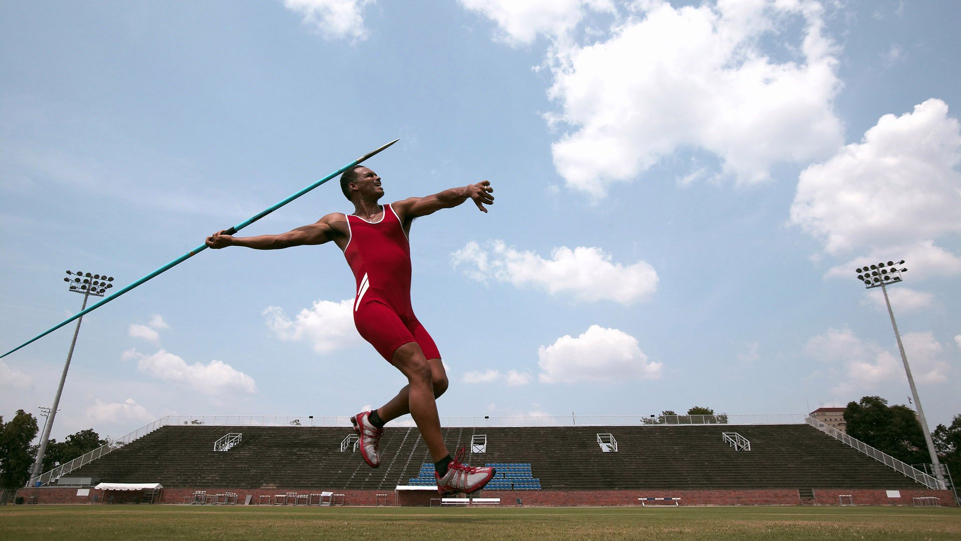 AIYOUXI.COM-自由泳滑行段减少是否提升成绩？，自由泳滑手动作